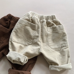 Dettaglio dei pantaloni in velluto a coste per bambini con elastico in vita e tasche