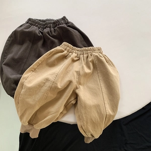 Détail de pantalons sarouels amples pour enfants en gris et kaki avec taille élastique