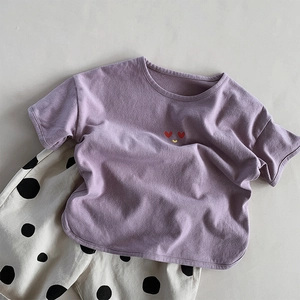T-shirt violet enfant avec cœur et pantalon décontracté à pois en vue à plat