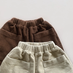 Pantaloni a gamba larga in velluto a coste per bambini con vita elastica e grandi tasche