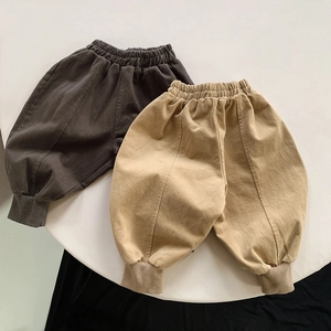 Vue détaillée du pantalon sarouel enfant en coton anthracite et kaki avec bords-côtes