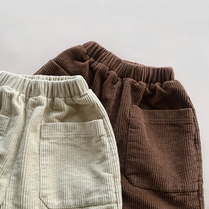 Dettaglio della trama in velluto a coste su pantaloni bimbo con elastico in vita e tasca grande