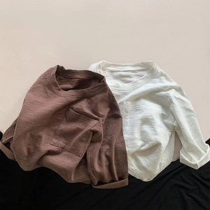 Detailed texture of bamboo cotton fabric on long-sleeved t-shirts with chest pocket