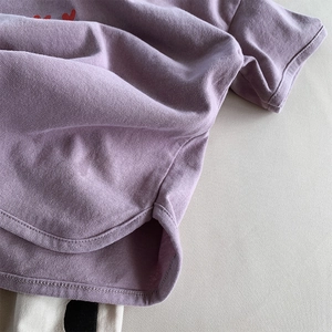 T-shirt violet enfant en coton à manches courtes avec imprimé cœur et ourlet fendu