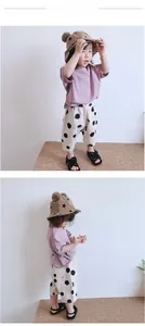 Ensemble T-shirt violet enfant avec pantalon large à pois et chapeau à étoile