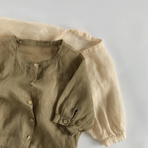 Détail de la texture en pur lin sur les vêtements de protection solaire pour enfants