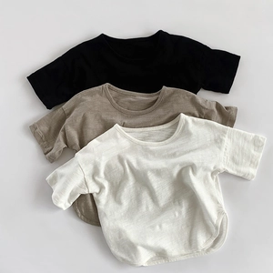 Détail du tissu en coton flammé sur t-shirts enfants avec ourlet courbé respirant