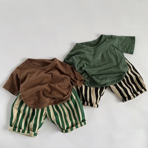 Completi pantaloncini a righe in cotone per bambini con magliette marroni e verdi