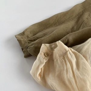 Chemise anti-UV en lin pour enfants avec poignets plissés en vert et beige