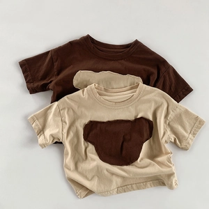 T-shirts en coton marron et beige avec un patch de tête d'ours au design minimaliste