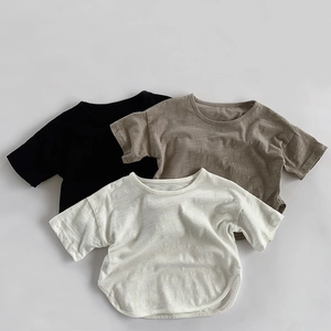 Gros plan sur la texture en coton flammé des t-shirts à manches courtes en noir et blanc