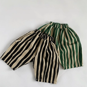 Dettagli dei pantaloncini a righe in cotone traspirante per bambini con elastico