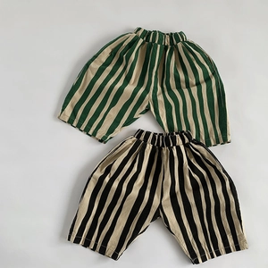 Dettaglio dei pantaloncini a righe per bambini con vita elastica in verde e nero