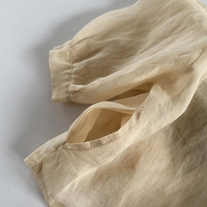 Détail de la chemise en lin respirant avec poche latérale dans un coloris abricot doux