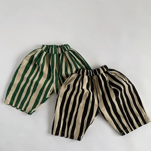 Dettaglio di pantaloncini a righe in cotone per bambini con elastico in vita e trama