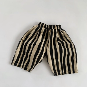 Dettaglio dei pantaloncini a righe per bambini in cotone traspirante con elastico in vita