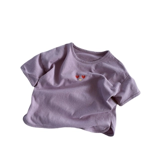 T-shirt violet enfant en coton avec broderie sourire double cœur rouge sur fond blanc