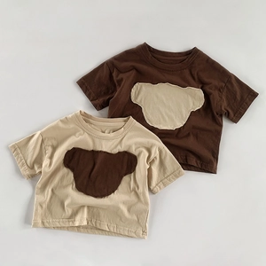 Détail de t-shirts en coton pour enfants avec broderie ours en marron et beige clair
