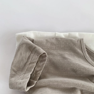 Vue détaillée de la texture du coton flammé respirant sur des t-shirts à manches courtes enfant