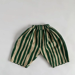 Vista dettagliata dei pantaloncini in cotone a righe verdi con vita elastica e trama del tessuto