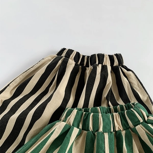 Dettaglio dei pantaloncini in cotone a righe per bambini con vita elastica e tessuto traspirante