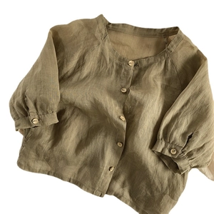 Chemise de protection solaire en lin vert olive pour enfants avec boutons en bois