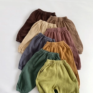 Detail der verschiedenen Farben der doppellagigen Baumwollmull-Moskitohose für Kinder