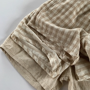 Texture détaillée du tissu respirant en coton et lin avec carreaux et couleur kaki