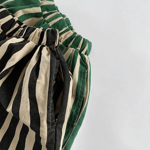 Pantaloncini a righe in cotone per bambini con elastico in vita e tasche laterali nero e verde