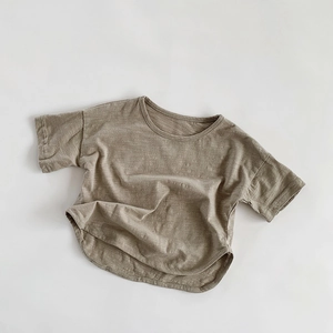 Détail du tissu en coton bambou sur ce t-shirt respirant à manches courtes pour enfants