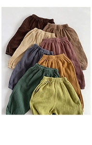 Vista piatta di più colori per pantaloni da jogging traspiranti in cotone per bambini