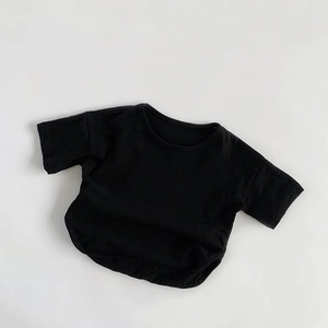 Détail du t-shirt noir pour enfants en coton flammé respirant avec texture douce