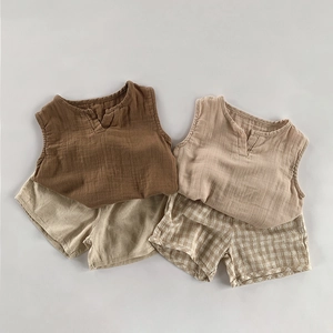 Détail de short enfant en coton et lin respirant avec texture douce et plis naturels