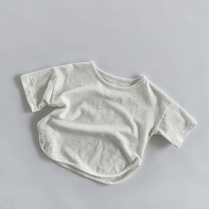 Vue détaillée du t-shirt enfant en coton flammé respirant avec ourlet arrondi doux