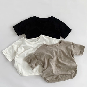 Trois T-shirts pour enfants en coton flammé noir, beige et taupe montrant la texture du tissu