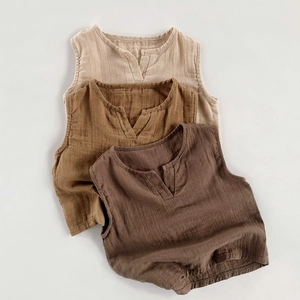 Dettaglio dei gilet senza maniche in garza di cotone traspirante nei toni beige e marrone