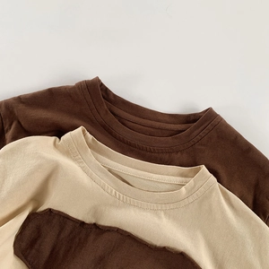 Détail de l'encolure ronde et des coutures sur les T-shirts en coton doux pour enfants