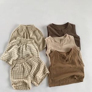 Détail du tissu respirant en coton et lin sur cet ensemble d'été pour enfants en bas âge