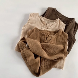 Set di tre canotte in mussola di cotone per bambini in toni terra, stile estivo fresco