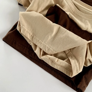 T-shirt enfant en coton bicolore marron et kaki avec des finitions de couture de qualité