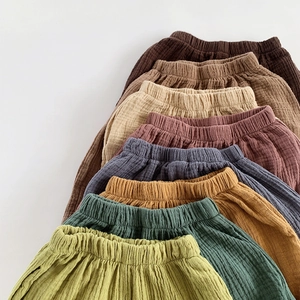 Details von mehrfarbigen Baumwoll-Musselin-Hosen mit weichem Gummibund für Kinder