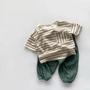 Ensemble enfant T-shirt en coton rayé vintage et pantalon vert foncé en tissu froissé été