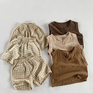 Dettaglio in piano di set per bambini in cotone e lino traspirante, gilet e pantaloncini