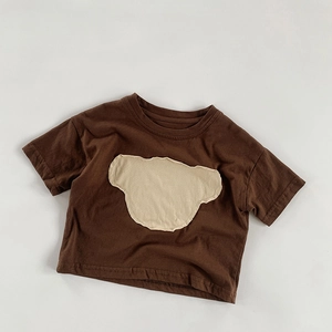 Détail du t-shirt enfant en coton marron foncé avec une applique d'ours beige clair