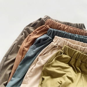 Détail de la taille élastique et texture en coton doux du pantalon léger pour enfants