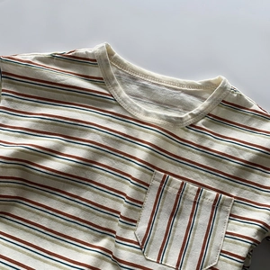 T-shirt rayé en coton pour enfants avec col rond et détail de poche de poitrine décorative