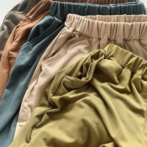 Vue détaillée du pantalon large en coton aux tons terre avec taille élastique