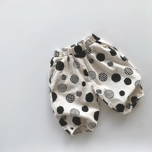 Détail du tissu en coton respirant à pois noirs sur ce pantalon 7/8 pour enfants