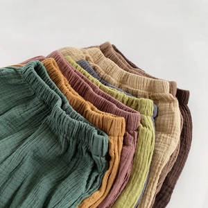 Detail der weichen Baumwoll-Gaze-Textur und des Gummibunds an der Kinderhose