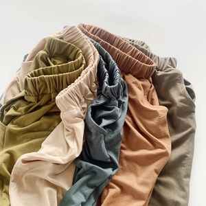 Détail de pantalons larges en coton doux pour enfants avec taille élastique confortable